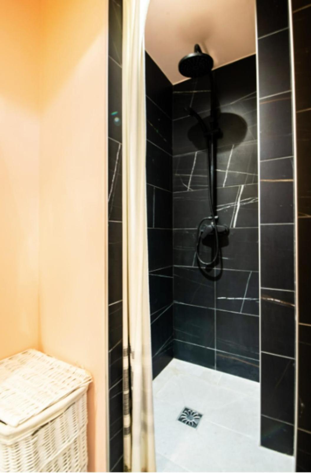 Sublime Spacious In Menilmontant Paris